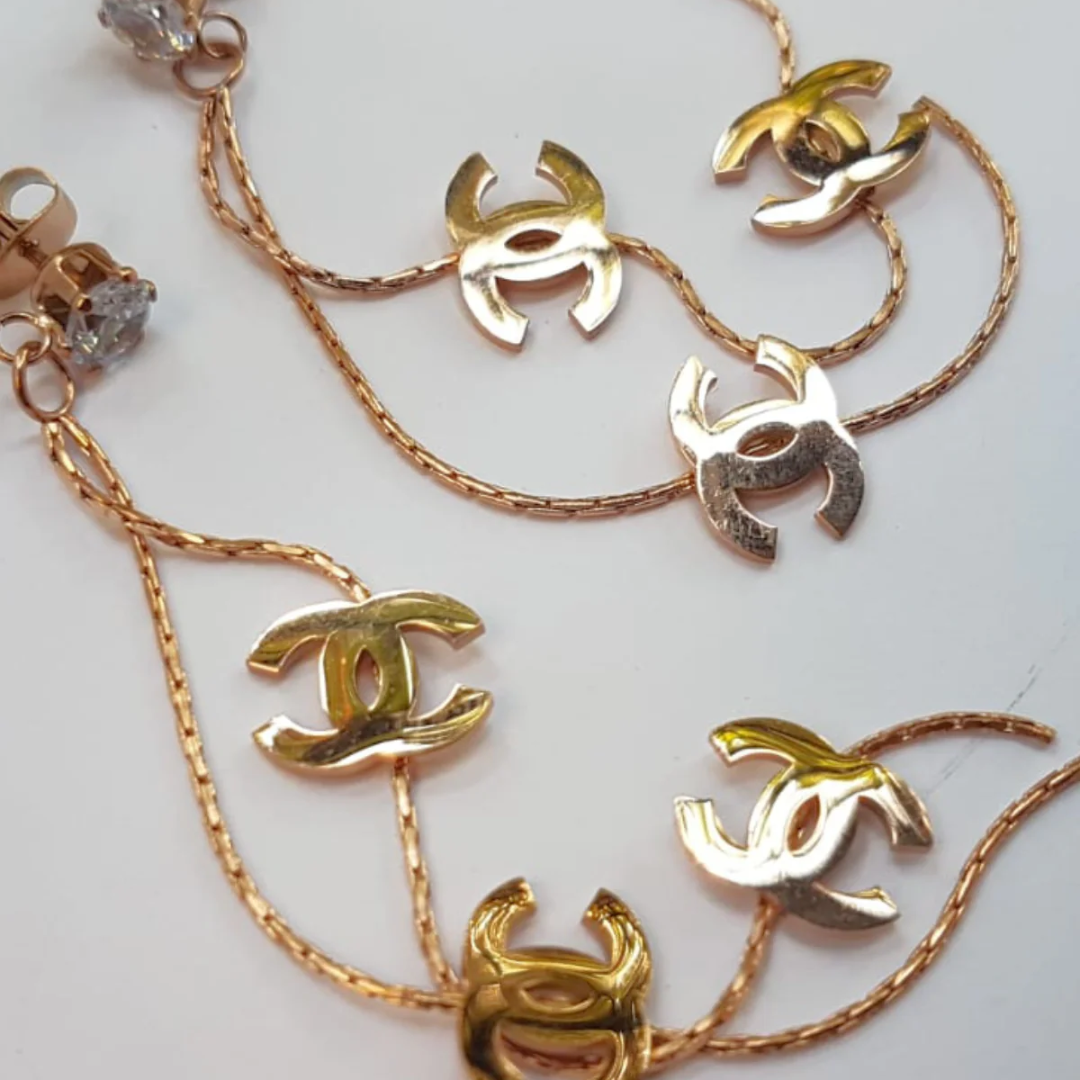 Shoulder Kiss Statement Dangler